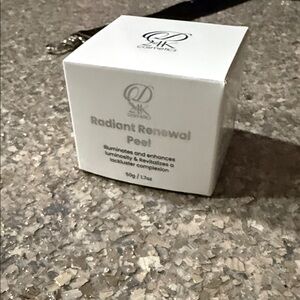 D24K Cosmetics Radiant Renewal Peel, NIB SEALED
a facial exfoliating treatment.